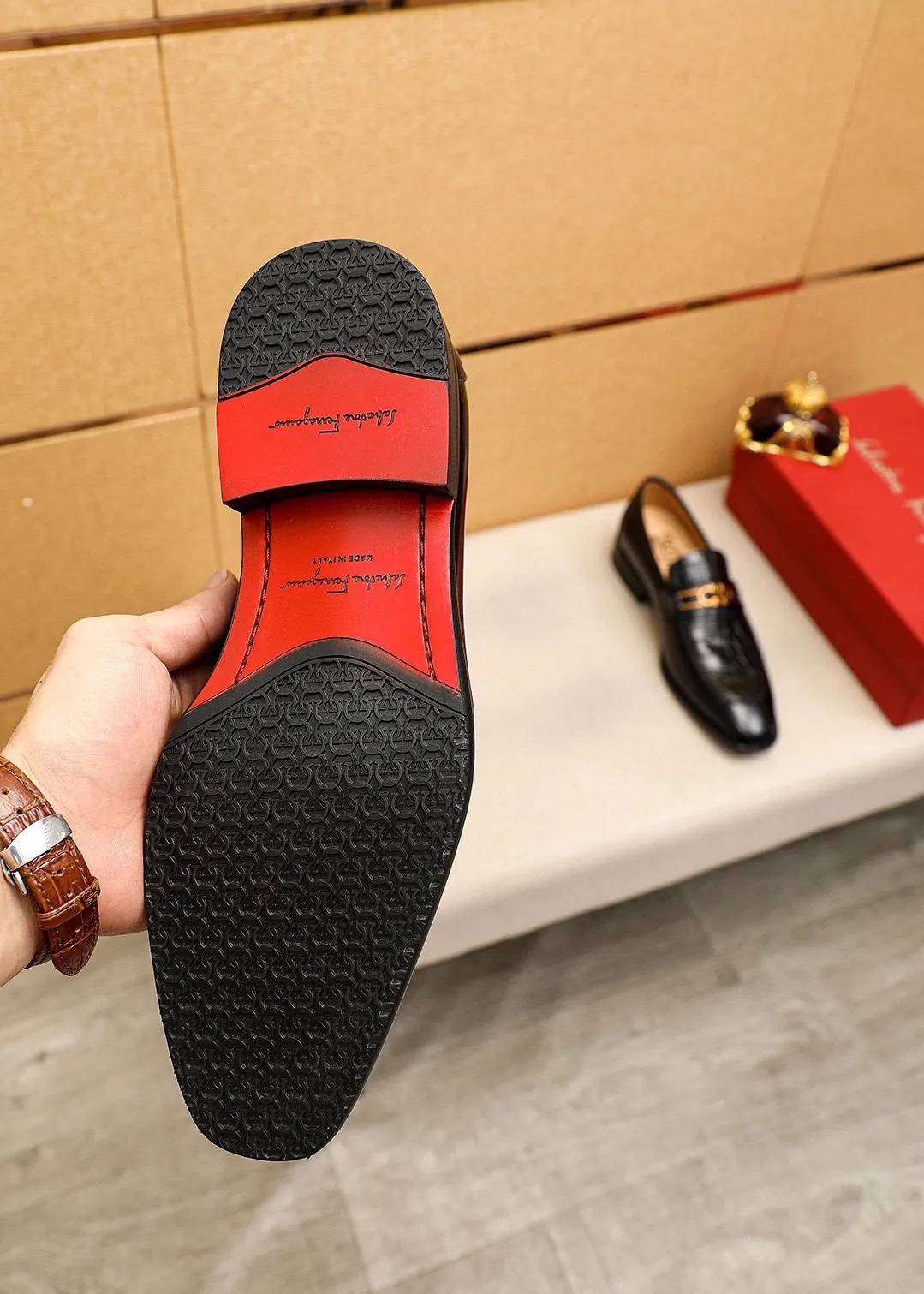Men's shoes 💰480💰 Product trademark: Ferragamo "Ferragamo" casual leather shoes Regular size: 38-44 (45🉑️customized) Product materials: Selected imported first-layer open-edge beaded calfskin embossed upper + original hardware buckle, imported water-dyed cowhide leather lining. Strong three-dimensional visual effect, combined outsole Color: 2⃣️colors available